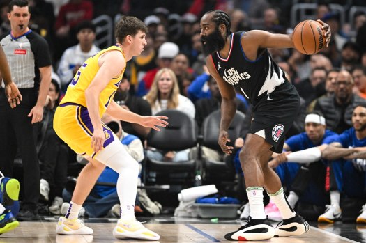Clippers guard James Harden handles the ball as Lakers guard Austin Reaves defends during the first half on Wednesday night at Crypto.com Arena. (Photo by David Crane, Los Angeles Daily 色情论坛/SCNG)
